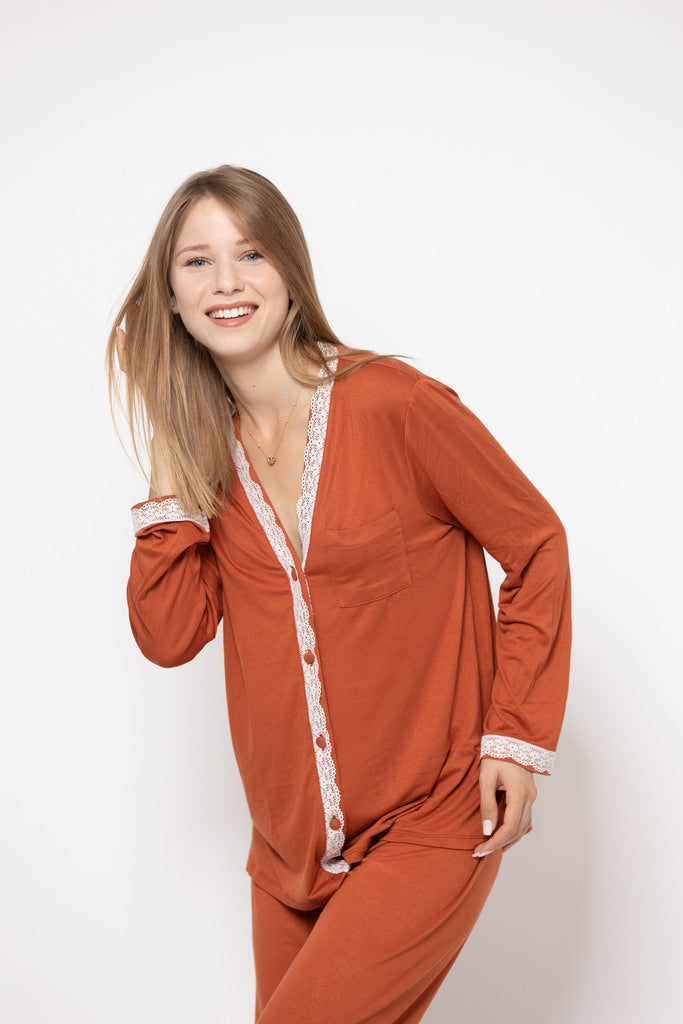 Pyjama boutonné en coton et dentelle