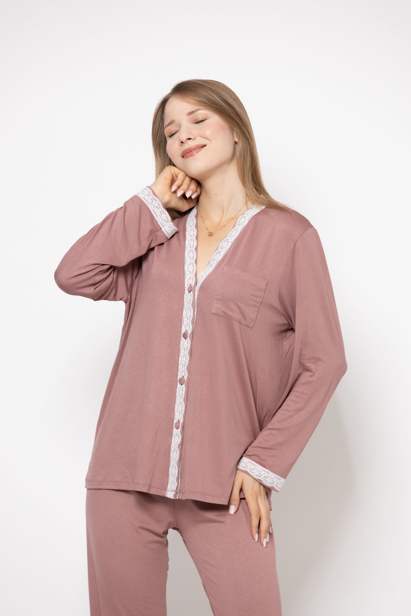 Pyjama boutonné en coton et dentelle